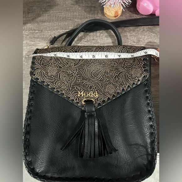 MUDD Western bag black w/tan with fringed snap closure, gold hardware, crossbody - Picture 3 of 6